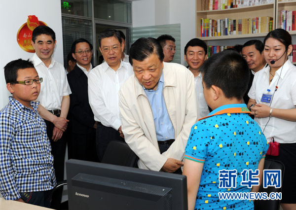 7月17日至19日，中共中央政治局常委、中央書記處書記劉云山在青海調(diào)研。這是7月18日，劉云山在西寧市南山西社區(qū)調(diào)研。 新華社記者饒愛民 攝