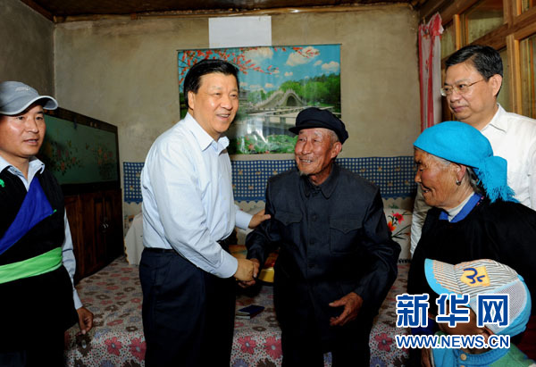 7月17日至19日，中共中央政治局常委、中央書記處書記劉云山在青海調(diào)研。這是7月17日，劉云山在海東市互助土族自治縣東山鄉(xiāng)白牙合村看望老黨員。新華社記者 饒愛民 攝
