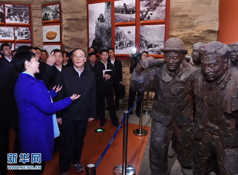 3月27日至28日，中共中央政治局常委、中央紀(jì)委書記王岐山到河南省調(diào)研，并主持召開座談會。這是3月27日王岐山專程來到林州紅旗渠紀(jì)念館參觀。 新華社記者 饒愛民 攝 