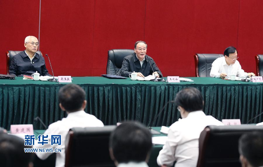 5月8日至10日，中共中央政治局常委、中央紀(jì)委書記王岐山到浙江省調(diào)研，并主持召開部分省區(qū)市紀(jì)委書記座談會(huì)。這是5月9日，王岐山在嘉興主持召開部分省區(qū)市紀(jì)委書記座談會(huì)。新華社記者 姚大偉 攝 