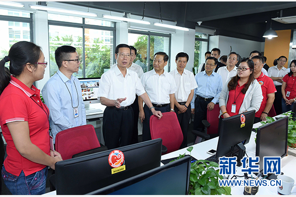 9月16日至18日，中共中央政治局常委、國務(wù)院副總理張高麗在廣西調(diào)研。這是9月17日，張高麗在南寧美麗傳說公司調(diào)研承接產(chǎn)業(yè)轉(zhuǎn)移和開展跨境電子商務(wù)情況。 新華社記者張鐸攝 