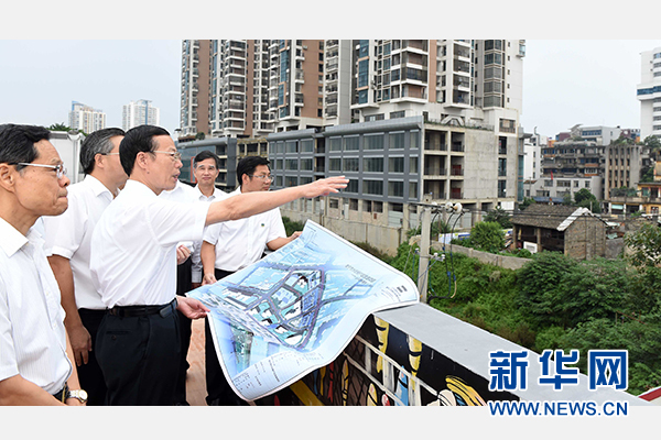 9月16日至18日，中共中央政治局常委、國務(wù)院副總理張高麗在廣西調(diào)研。這是9月16日，張高麗實(shí)地考察南寧水街棚戶區(qū)改造項(xiàng)目現(xiàn)場。 新華社記者張鐸攝 