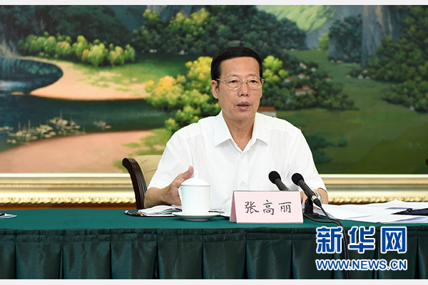 9月16日至18日，中共中央政治局常委、國務(wù)院副總理張高麗在廣西調(diào)研。這是9月17日，張高麗在南寧主持召開&ldquo;十三五&rdquo;規(guī)劃編制工作座談會(huì)。 新華社記者張鐸攝 