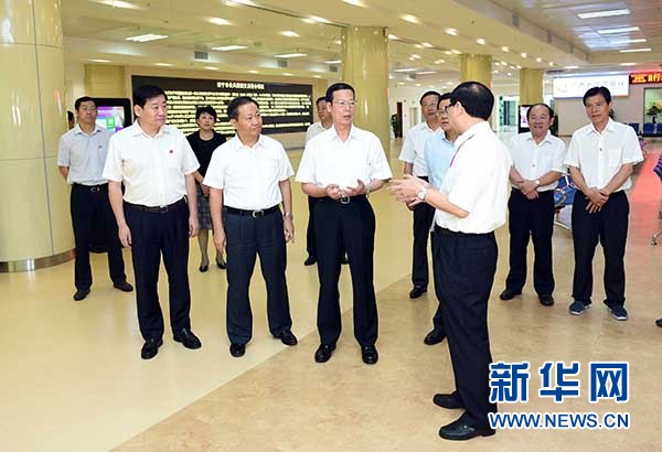 9月16日至18日，中共中央政治局常委、國務(wù)院副總理張高麗在廣西調(diào)研。這是9月17日，張高麗在南寧市公共資源交易中心對外服務(wù)大廳了解自治區(qū)簡政放權(quán)有關(guān)工作。 新華社記者張鐸攝