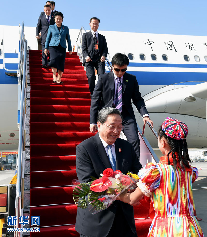 9月25日，以中共中央政治局常委、全國政協(xié)主席俞正聲為團(tuán)長的中央代表團(tuán)飛抵烏魯木齊，出席新疆維吾爾自治區(qū)成立60周年慶祝活動。新華社記者 饒愛民 攝