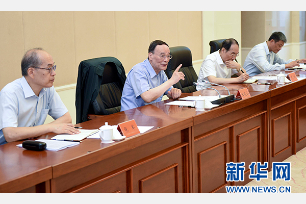 9月24日至26日，中共中央政治局常委、中央紀(jì)委書記王岐山在福建調(diào)研。這是9月25日，王岐山在上杭縣古田鎮(zhèn)主持召開座談會(huì)，聽取黨員和群眾代表對(duì)修訂廉政準(zhǔn)則和黨紀(jì)處分條例的意見建議。新華社記者張鐸攝