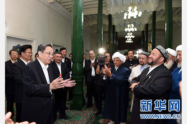9月26日，中共中央政治局常委、全國政協(xié)主席、中央代表團(tuán)團(tuán)長(zhǎng)俞正聲率中央代表團(tuán)部分成員赴喀什看望各族干部群眾。這是俞正聲等來到喀什市艾提尕爾清真寺，與喀什地區(qū)宗教人士代表交流。新華社記者 饒愛民 攝  