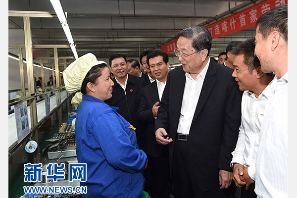 這是俞正聲等在喀什經(jīng)濟(jì)開發(fā)區(qū)深圳產(chǎn)業(yè)園視察電子產(chǎn)品生產(chǎn)線，并與現(xiàn)場(chǎng)工人親切交流。新華社記者 饒愛民 攝