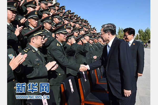 這是俞正聲等赴南疆軍區(qū)慰問，會(huì)見官兵代表。新華社記者 饒愛民 攝