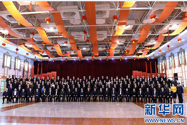 這是俞正聲同喀什地區(qū)有關(guān)負(fù)責(zé)同志、各界人士代表、援疆干部代表合影留念。新華社記者 饒愛民 攝