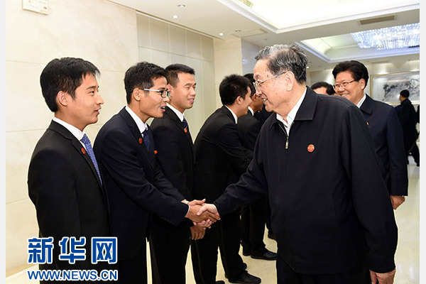 這是俞正聲會(huì)見在喀什地區(qū)鄉(xiāng)鎮(zhèn)工作的內(nèi)地高校畢業(yè)生代表。新華社記者 饒愛民 攝