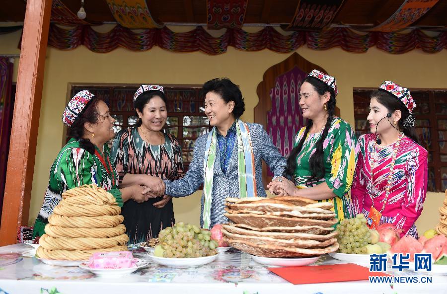 　9月26日，中共中央政治局委員、國務院副總理、中央代表團副團長劉延東率中央代表團分團到和田地區(qū)看望慰問各族干部群眾。這是劉延東在和田市吉亞鄉(xiāng)喀勒塔吐格曼村與維吾爾族群眾在一起。新華社記者張領攝