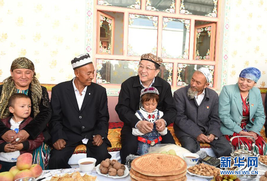 9月27日，中共中央政治局常委、全國政協(xié)主席、中央代表團(tuán)團(tuán)長俞正聲率中央代表團(tuán)部分成員赴喀什地區(qū)莎車縣看望各族干部群眾。這是俞正聲在莎車縣艾力西湖鎮(zhèn)21村看望維吾爾族村民阿布來提&middot;阿不力孜一家。新華社記者 高潔 攝