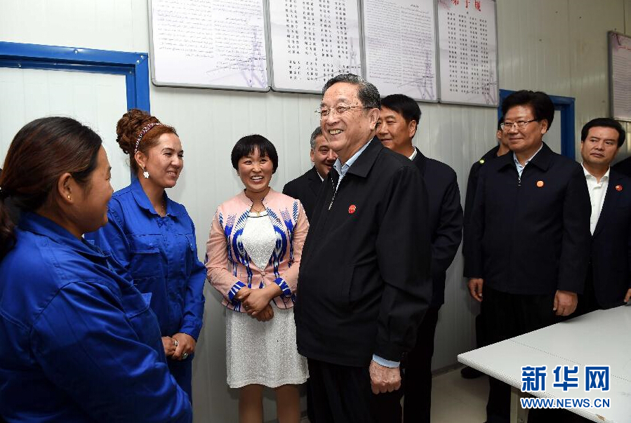9月27日，中共中央政治局常委、全國政協(xié)主席、中央代表團(tuán)團(tuán)長俞正聲率中央代表團(tuán)部分成員來到新疆英吉沙縣喀什中興手套有限公司考察。新華社記者 饒愛民 攝 