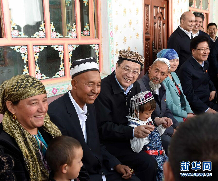 9月27日，中共中央政治局常委、全國政協(xié)主席、中央代表團(tuán)團(tuán)長俞正聲率中央代表團(tuán)部分成員赴喀什地區(qū)莎車縣看望各族干部群眾。這是俞正聲在莎車縣艾力西湖鎮(zhèn)21村看望維吾爾族村民阿布來提&middot;阿不力孜一家。新華社記者 饒愛民 攝