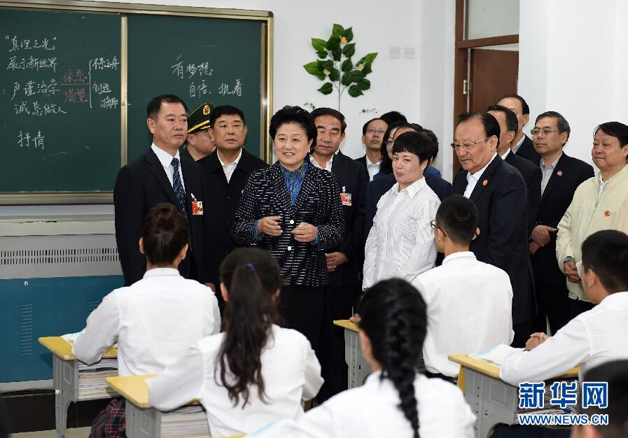 9月27日，中共中央政治局委員、國(guó)務(wù)院副總理、中央代表團(tuán)副團(tuán)長(zhǎng)劉延?xùn)|率中央代表團(tuán)分團(tuán)，帶著黨中央、國(guó)務(wù)院的親切關(guān)懷和全國(guó)各族人民的深切情誼，來(lái)到和田地區(qū)、阿克蘇地區(qū)慰問(wèn)各族干部群眾，并祝賀大家中秋節(jié)快樂(lè)。這是劉延?xùn)|視察對(duì)口援建的和田天津中學(xué)。新華社記者 張領(lǐng) 攝