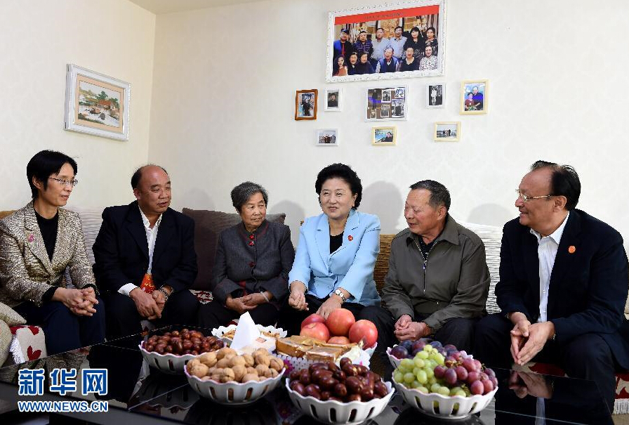 9月27日，中共中央政治局委員、國(guó)務(wù)院副總理、中央代表團(tuán)副團(tuán)長(zhǎng)劉延?xùn)|率中央代表團(tuán)分團(tuán)，帶著黨中央、國(guó)務(wù)院的親切關(guān)懷和全國(guó)各族人民的深切情誼，來(lái)到和田地區(qū)、阿克蘇地區(qū)慰問(wèn)各族干部群眾，并祝賀大家中秋節(jié)快樂(lè)。這是劉延?xùn)|來(lái)到新疆生產(chǎn)建設(shè)兵團(tuán)第一師五團(tuán)團(tuán)場(chǎng)退休職工包春祥家中慰問(wèn)。新華社記者 張領(lǐng) 攝