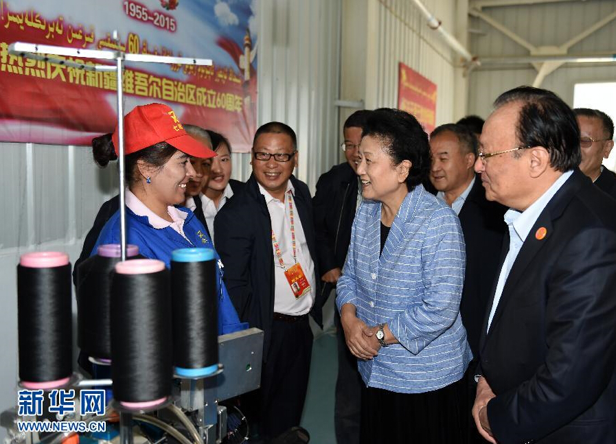 9月28日，中共中央政治局委員、國(guó)務(wù)院副總理、中央代表團(tuán)副團(tuán)長(zhǎng)劉延?xùn)|率中央代表團(tuán)分團(tuán)赴阿克蘇地區(qū)、伊犁哈薩克自治州慰問(wèn)，與各族干部群眾共度節(jié)日、共享歡樂(lè)。這是劉延?xùn)|在阿克蘇紡織工業(yè)城慰問(wèn)棉紡工人。新華社記者張領(lǐng)攝