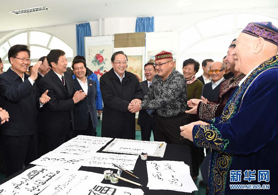 9月29日，中共中央政治局常委、全國政協(xié)主席、中央代表團(tuán)團(tuán)長俞正聲率中央代表團(tuán)部分成員赴阿勒泰地區(qū)看望各族干部群眾。這是俞正聲來到阿勒泰地區(qū)老年人活動中心，觀看老同志書畫展，同老同志親切交談。新華社記者 高潔 攝