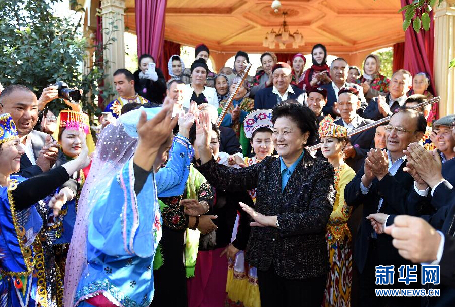 9月29日，中共中央政治局委員、國務(wù)院副總理、中央代表團(tuán)副團(tuán)長劉延?xùn)|率中央代表團(tuán)分團(tuán)在伊犁哈薩克自治州看望慰問各族干部群眾。這是劉延?xùn)|在伊寧市漢賓鄉(xiāng)發(fā)展村考察慰問時(shí)與表演維吾爾族傳統(tǒng)歌舞&ldquo;麥西來甫&rdquo;的村民們交流。新華社記者張領(lǐng)攝