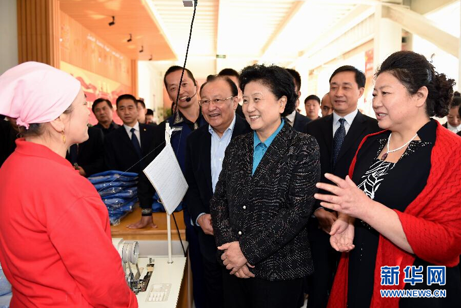 9月29日，中共中央政治局委員、國務(wù)院副總理、中央代表團(tuán)副團(tuán)長劉延?xùn)|率中央代表團(tuán)分團(tuán)在伊犁哈薩克自治州看望慰問各族干部群眾。這是劉延?xùn)|來到伊寧市坤漠服裝有限公司考察慰問，與維吾爾族女工阿里雅&middot;克里木親切交談。新華社記者張領(lǐng)攝
