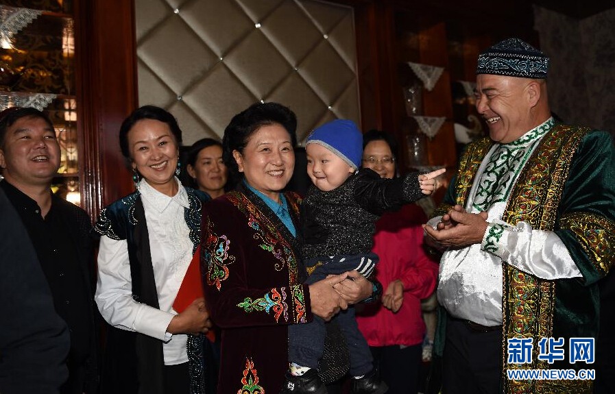 9月29日，中共中央政治局委員、國務(wù)院副總理、中央代表團(tuán)副團(tuán)長劉延?xùn)|率中央代表團(tuán)分團(tuán)在伊犁哈薩克自治州看望慰問各族干部群眾。這是劉延?xùn)|在伊寧市漢賓鄉(xiāng)發(fā)展村走訪慰問哈薩克族村民。新華社記者張領(lǐng)攝