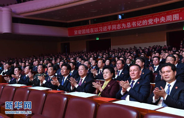     9月30日，慶祝新疆維吾爾自治區(qū)成立60周年文藝晚會(huì)《新疆禮贊》在新疆人民會(huì)堂精彩呈現(xiàn)。中共中央政治局常委、全國(guó)政協(xié)主席、中央代表團(tuán)團(tuán)長(zhǎng)俞正聲，與2000余名各族群眾代表一起觀看演出。新華社記者 饒愛(ài)民 攝