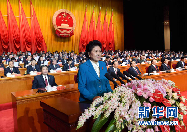 10月1日，慶祝中華人民共和國(guó)成立66周年暨新疆維吾爾自治區(qū)成立60周年大會(huì)在新疆人民會(huì)堂隆重舉行。這是中共中央政治局委員、國(guó)務(wù)院副總理、中央代表團(tuán)副團(tuán)長(zhǎng)劉延?xùn)|宣讀中共中央、全國(guó)人大常委會(huì)、國(guó)務(wù)院、全國(guó)政協(xié)、中央軍委關(guān)于慶祝新疆維吾爾自治區(qū)成立60周年的賀電。新華社記者 饒愛民 攝 