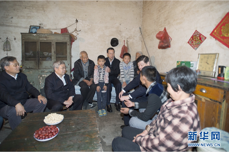 10月22日至23日，中共中央政治局常委、國務(wù)院副總理張高麗在山東調(diào)研扶貧工作情況。這是10月22日，張高麗在菏澤市巨野縣田莊鎮(zhèn)后屯村入戶看望生活困難村民。 新華社記者 王曄 攝