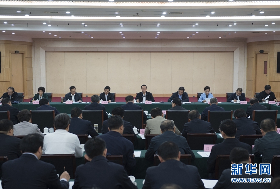 10月22日至23日，中共中央政治局常委、國務(wù)院副總理張高麗在山東調(diào)研扶貧工作情況。這是10月23日，張高麗在菏澤市主持召開扶貧工作座談會。 新華社記者 王曄 攝