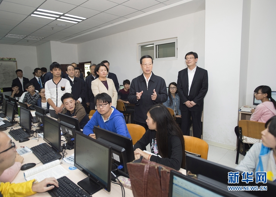 10月22日至23日，中共中央政治局常委、國務(wù)院副總理張高麗在山東調(diào)研扶貧工作情況。這是10月22日，張高麗在濟寧市惠普軟件人才實訓(xùn)基地調(diào)研教育培訓(xùn)脫貧有關(guān)情況。 新華社記者 王曄 攝