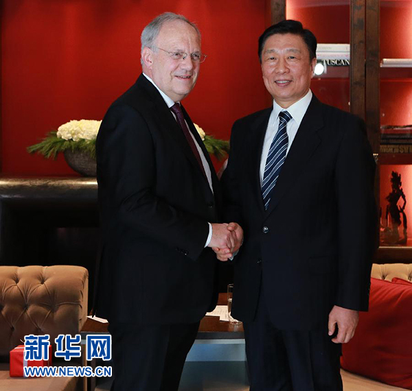 1月21日，中國(guó)國(guó)家副主席李源潮（右）在瑞士達(dá)沃斯會(huì)見(jiàn)瑞士聯(lián)邦主席施奈德－阿曼。 新華社記者羅歡歡攝