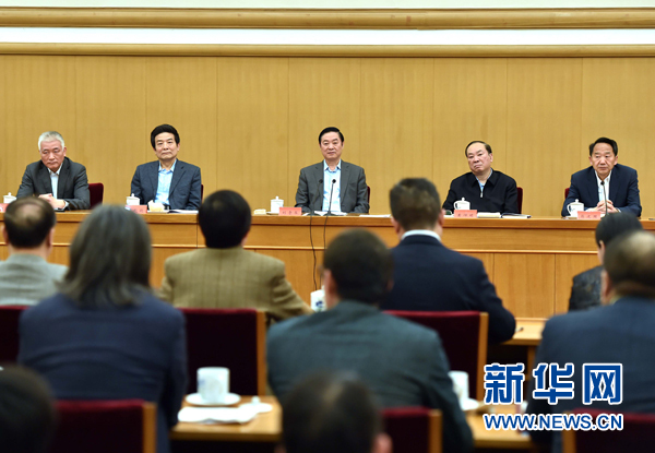 4月8日，中共中央政治局委員、中央書記處書記、中宣部部長劉奇葆在北京同講好中國故事專家學(xué)者、文化交流使者研討班學(xué)員座談。 新華社記者李濤 攝