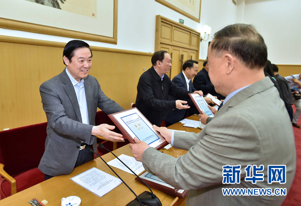 4月8日，中共中央政治局委員、中央書記處書記、中宣部部長劉奇葆在北京同講好中國故事專家學(xué)者、文化交流使者研討班學(xué)員座談。這是劉奇葆在座談會上向獲得講好中國故事文化交流使者稱號的代表頒發(fā)證書。新華社記者 李濤 攝