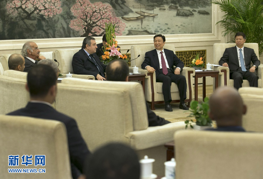 4月25日，國(guó)家副主席李源潮在北京人民大會(huì)堂會(huì)見(jiàn)出席&ldquo;中國(guó)－阿拉伯國(guó)家政黨對(duì)話會(huì)&rdquo;的外方代表。 新華社記者馬占成攝