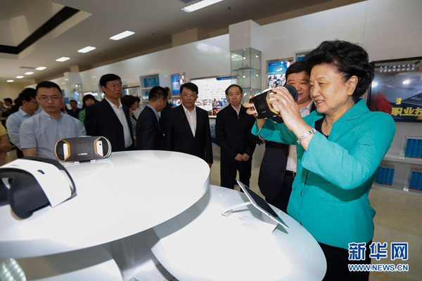 5月8日，中共中央政治局委員、國務(wù)院副總理劉延?xùn)|在天津出席2016年職業(yè)教育活動周啟動儀式暨全國職業(yè)院校技能大賽開幕式。這是劉延?xùn)|（右一）在天津廣播電視大學(xué)體驗區(qū)，通過全景VR設(shè)備體驗汽車修理培訓(xùn)課程。新華社記者 沈伯韓攝