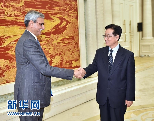 5月9日，中共中央書記處書記、中央紀(jì)委副書記趙洪祝在北京會見印度中央監(jiān)察委員會主席喬杜里。 新華社記者 李濤 攝