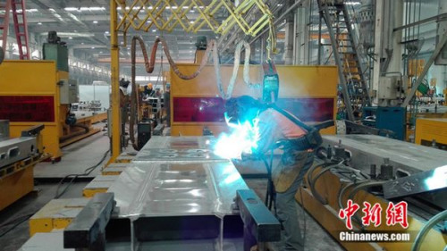 中車青島四方機車車輛股份有限公司&ldquo;80后&rdquo;高級技師張合禮在車間焊接鋼縫。