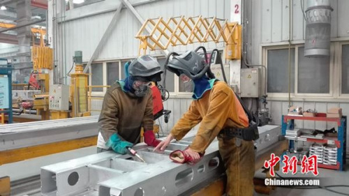 張合禮指導(dǎo)徒弟工作。中新網(wǎng) 邱宇 攝