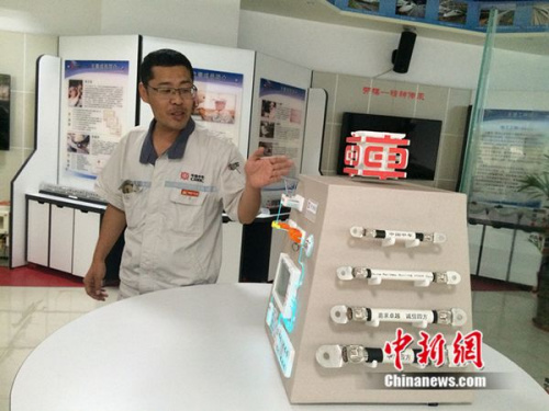 周勇在工作室介紹他制作的模型。中新網(wǎng) 邱宇 攝