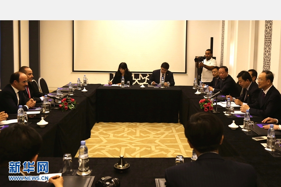 9月19日，在摩洛哥首都拉巴特，中共中央書記處書記、全國政協(xié)副主席杜青林（右一）會見摩洛哥真實性與現(xiàn)代黨總書記奧馬里（左一）。應摩洛哥參議院邀請，中共中央書記處書記、全國政協(xié)副主席杜青林于18日至20日率中共代表團訪摩，分別會見政府首腦本&middot;基蘭、參議長本希馬、真實性與現(xiàn)代黨總書記奧馬里等。新華社記者劉鍇攝