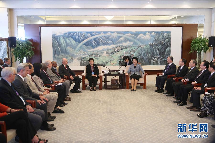 9月28日，國(guó)際醫(yī)學(xué)科學(xué)院組織2016年全體成員大會(huì)在北京舉行。國(guó)務(wù)院副總理劉延?xùn)|出席會(huì)議并作主旨報(bào)告。會(huì)前，劉延?xùn)|集體會(huì)見(jiàn)出席大會(huì)的主要嘉賓。新華社記者劉衛(wèi)兵攝 