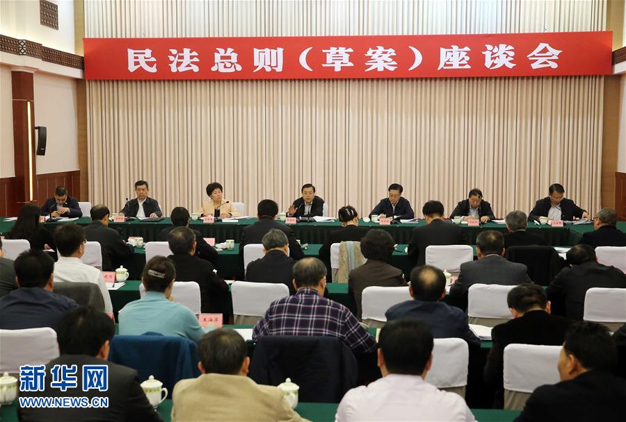 這是11月23日，張德江在成都主持召開座談會，11個(gè)省（區(qū)、市）人大常委會負(fù)責(zé)同志、部分全國人大代表、法律工作者及專家學(xué)者參加會議。新華社記者 劉衛(wèi)兵 攝 