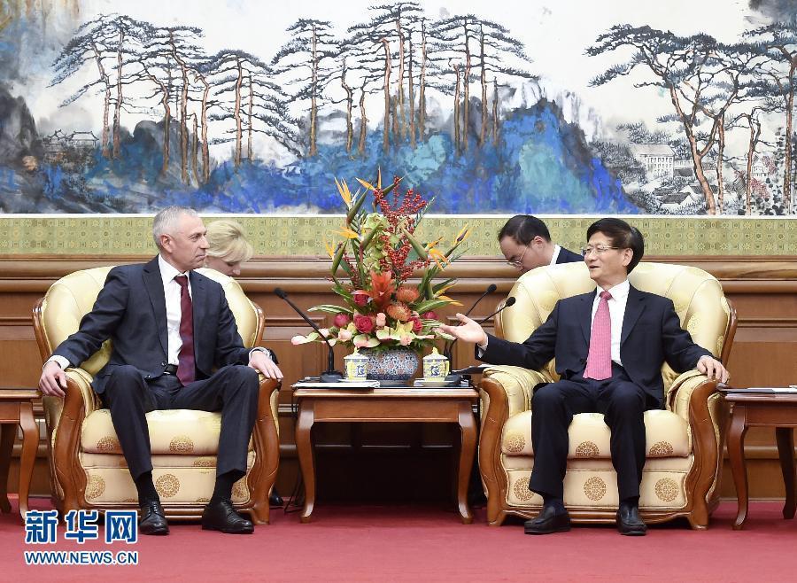 11月25日，中共中央政治局委員、中央政法委書記孟建柱在北京會見白俄羅斯總統(tǒng)辦公廳副主任米茨克維奇。 新華社記者燕雁攝 