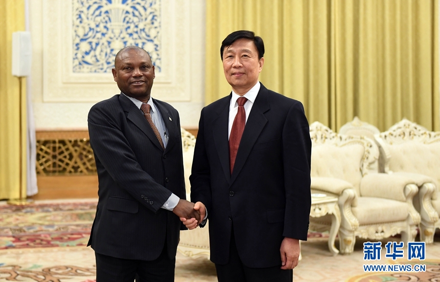 12月26日，國家副主席李源潮在北京會見圣多美和普林西比外交和海外僑民部部長博特略。 新華社記者 張鐸 攝