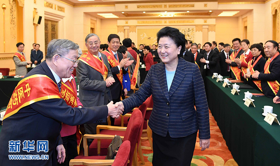 12月29日，中共中央政治局委員、國(guó)務(wù)院副總理劉延?xùn)|在北京與中醫(yī)藥高等學(xué)校教學(xué)名師座談。這是座談會(huì)前，劉延?xùn)|與獲得表彰的教師握手。新華社記者 張鐸 攝