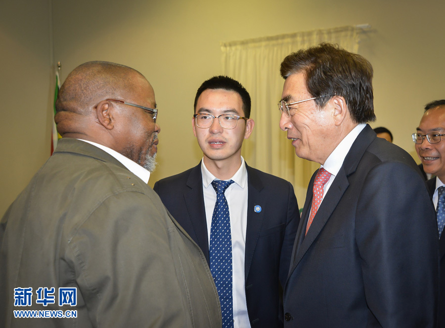 3月26日，中共中央政治局委員、北京市委書記郭金龍（前右）在南非約翰內(nèi)斯堡與執(zhí)政的南非非洲人國民大會總書記曼塔謝（前左）舉行工作會談。  新華社記者趙熙攝