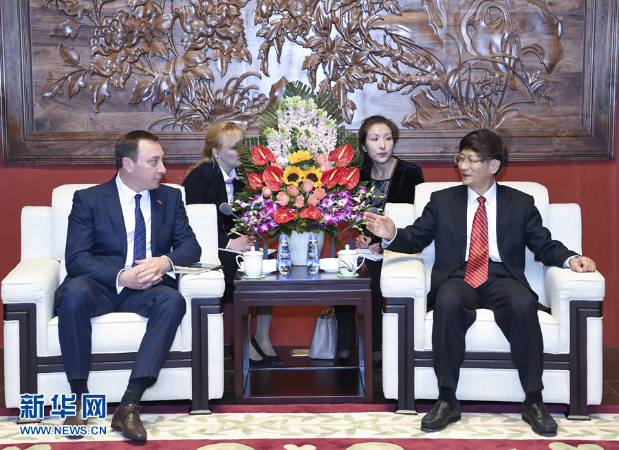 4月10日，中共中央政治局委員、中央政法委書記、中白政府間合作委員會中方主席孟建柱在北京會見白俄羅斯總統(tǒng)辦公廳副主任、中白政府間合作委員會白方主席斯諾普科夫。新華社記者 張領 攝