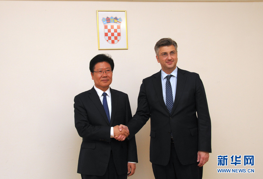 4月10日，克羅地亞民主共同體主席、政府總理普連科維奇（右）在薩格勒布會見中共中央政治局委員、中央黨的建設(shè)工作領(lǐng)導(dǎo)小組副組長張春賢。新華社記者薛群攝