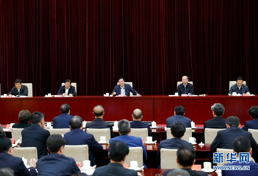 4月13日，中央宣傳部、中央政法委在北京召開貫徹落實《關(guān)于進一步把社會主義核心價值觀融入法治建設(shè)的指導(dǎo)意見》電視電話會議。中共中央政治局委員、中央書記處書記、中宣部部長劉奇葆出席會議并講話。新華社記者丁海濤攝